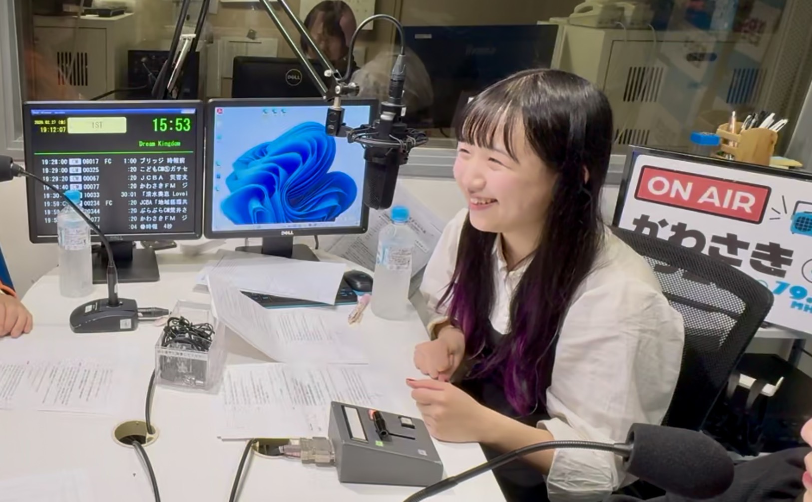 かわさきFMのスタジオで収録中の山本みれい